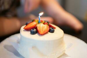 dekoriert Geburtstag Obst Kuchen Beleuchtung ein Kerze foto