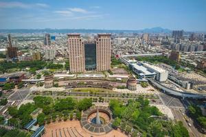 Skyline von New Taipeh City und Bahnhof Banciao, taiwan foto