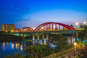 Rohrbrücke über den Fluss in Taipeh, Taiwan foto