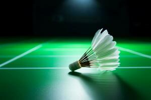 Badminton Eleganz, Neon- zündete Weiß Federball auf ein Grün Fußboden ai generiert foto