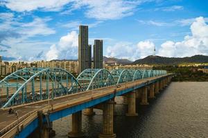 Seoul Tower und Dongjak-Brücke über den Han-Fluss in Seoul, Südkorea foto