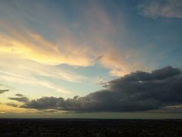 hoch Winkel Aussicht von schön Wolken und Himmel Über Luton Stadt während Sonnenuntergang foto