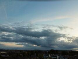 hoch Winkel Aussicht von schön Wolken und Himmel Über Luton Stadt während Sonnenuntergang foto