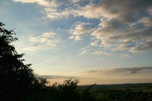 hoch Winkel Aussicht von schön Wolken und Himmel Über Luton Stadt während Sonnenuntergang foto