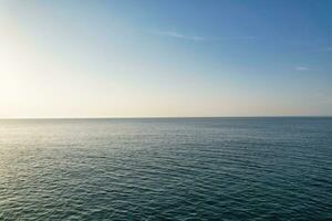 die meisten schön Aussicht von britisch Landschaft und Meer Aussicht von durdle Tür Strand von England großartig Großbritannien, Vereinigtes Königreich. Bild war gefangen mit Drohnen Kamera auf September 9., 2023 foto