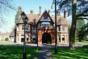 niedrig Winkel Aussicht von Krieg Museum und Öffentlichkeit Park von Luton Stadt von England großartig Großbritannien, Bild gefangen auf ein sonnig Tag von April 19., 2023 foto