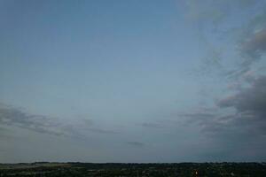 die meisten schön Aussicht von Himmel und dramatisch Wolken Über Luton Stadt von England Vereinigtes Königreich während Sonnenuntergang. foto