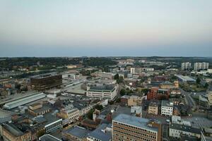 Antenne Aussicht von beleuchtet Innenstadt Gebäude, Straßen und zentral Luton Stadt von England Vereinigtes Königreich beim Anfang von klar Wetter Nacht von September 5., 2023 foto