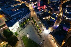 Antenne Aussicht von beleuchtet Innenstadt Gebäude, Straßen und zentral Luton Stadt von England Vereinigtes Königreich beim Anfang von klar Wetter Nacht von September 5., 2023 foto