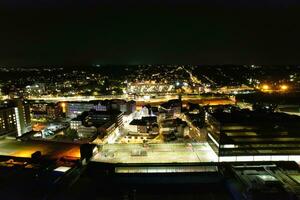 Antenne Aussicht von beleuchtet Innenstadt Gebäude, Straßen und zentral Luton Stadt von England Vereinigtes Königreich beim Anfang von klar Wetter Nacht von September 5., 2023 foto