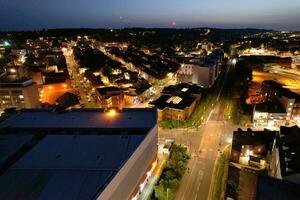 Antenne Aussicht von beleuchtet Innenstadt Gebäude, Straßen und zentral Luton Stadt von England Vereinigtes Königreich beim Anfang von klar Wetter Nacht von September 5., 2023 foto