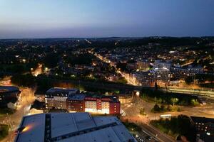 Antenne Aussicht von beleuchtet Innenstadt Gebäude, Straßen und zentral Luton Stadt von England Vereinigtes Königreich beim Anfang von klar Wetter Nacht von September 5., 2023 foto