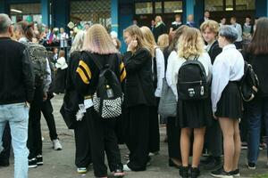 sankt Petersburg Russland - - 09 01 2023 Treffen mit das erste Klasse Schüler und Lehrer beim Schulhof. das Tag von Wissen im Russland. foto