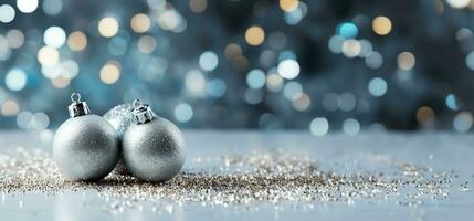 festlich Silber Weihnachten Ornamente vereinbart worden auf prickelnd Hintergründe Bereitstellung ein elegant Hintergrund mit leeren Raum zum Text foto