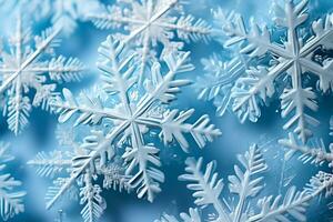 Nahansicht von kompliziert Schneeflocken Bildung ein niedrig Linderung Muster auf ein heiter eisig Blau Hintergrund foto