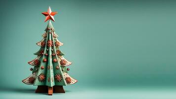 handgeschnitzt hölzern Weihnachten Baum geschmückt mit Jahrgang Zinn Star isoliert auf ein Kiefer Grün zu Himmel Blau Gradient Hintergrund foto