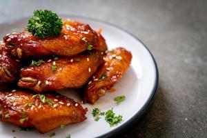 gebackene Barbecue Chicken Wings mit weißem Sesam foto