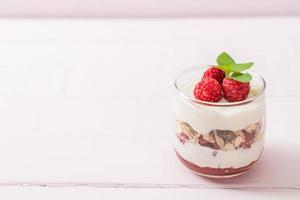 frische Himbeere und Joghurt mit Müsli - gesunder Food-Style foto
