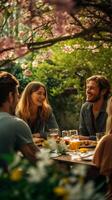 freunde Teilen Lachen und Mahlzeiten unter das Überdachung von blühen Bäume im ein Frühling Garten ai generativ foto