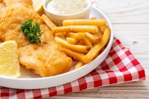 Fish and Chips mit Pommes - ungesundes Essen foto