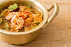 saure Suppe aus Tamarindenpaste mit Garnelen und Gemüseomelett foto