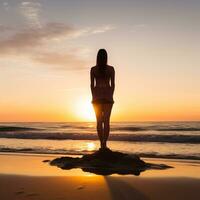 jung Frau üben Yoga auf ein Strand beim Sonnenaufgang mit ein klar Himmel zum reichlich Kopieren Raum ai generativ foto