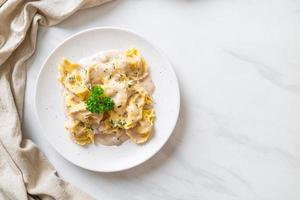 Tortellini-Nudeln mit Champignon-Sahnesauce und Käse - italienische Küche - foto