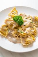 Tortellini-Nudeln mit Champignon-Sahnesauce und Käse - italienische Küche - foto