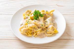 Tortellini-Nudeln mit Champignon-Sahnesauce und Käse - italienische Küche - foto