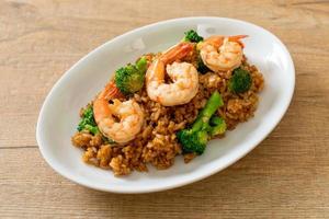 gebratener Reis mit Brokkoli und Shrimps - Hausmannskost foto