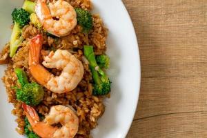 gebratener Reis mit Brokkoli und Shrimps - Hausmannskost foto
