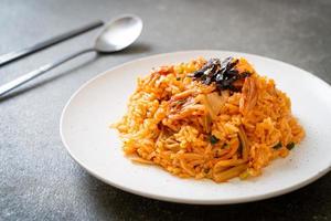 Kimchi gebratener Reis mit Algen und weißem Sesam - koreanische Küche