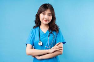 Porträt der jungen Ärztin, die glücklich im Hintergrund lächelt foto