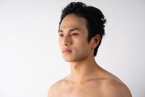 Porträt eines gutaussehenden jungen Mannes mit sauberen Muskeln und Haut