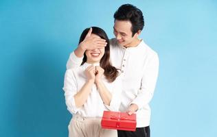asiatischer Freund beschenkt seine Freundin am Valentinstag gifts