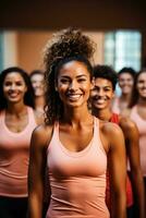 vielfältig Gruppe teilnehmen im Aerobic Klasse Hintergrund mit leeren Raum zum Text foto