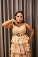 ein asiatisch Frau ist posieren schön während tragen bilden und ein elegant Party Kleid beim ein Hotel foto