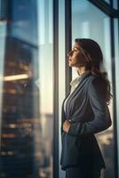 ein entschlossen Geschäftsfrau gegen Stadtbild Hochhaus Fenster Betrachtung mit linke Seite Copyspace ai generativ foto