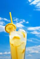 hell Sommer- Bild von vereist Limonade im Glas mit Zitrone Scheibe und Stroh ai generativ foto
