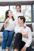 Porträt einer jungen asiatischen Familie bestehend aus Eltern und Tochter