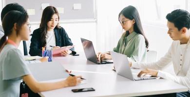 die Mitglieder des Business-Teams besprechen gemeinsam die Pläne für den nächsten Monat foto