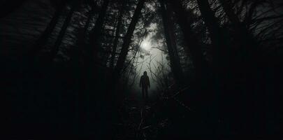 mysteriös mit Kapuze Zahl auf dunkel Wald Pfad beim Nacht, gespenstisch Halloween Konzept. ai generiert. foto