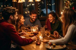 Gruppe von glücklich jung Menschen feiern beim Weihnachten Vorabend und Neu Jahr Party. Teenager Freundschaften haben Abendessen beim das Nacht Party zusammen mit Spaß. generativ ai. foto