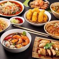 sortiert von anders asiatisch Lebensmittel. Chinesisch, japanisch und thailändisch kitchencaprese Salat auf ein schwarz Platte. ai generativ foto