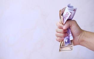 Hand hält Geld, spart Geld und Geschäftswachstumskonzept, Finanz- und Investitionskonzept foto