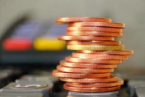 Stapel von Münzen auf Tischhintergrund und Sparen von Geld und Geschäftswachstumskonzept, Finanz- und Investitionskonzept