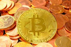 Kryptowährungsmünzen auf Tisch und digitales Währungsgeldkonzept, digitales Geld in Zukunft, goldener Münzenhintergrund foto