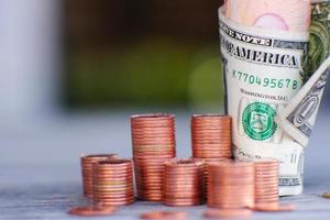 Münze auf Tischhintergrund und Geschäft oder Finanzen sparen Geld