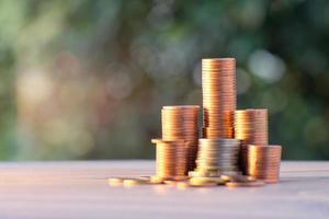 Münze auf Tischhintergrund und Geschäft oder Finanzen sparen Geld