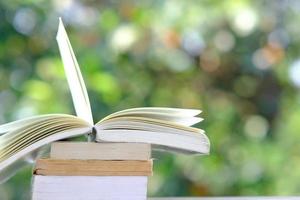 Buch auf Holztisch und Bildungslernen in der Bibliothek, Stapel von Buchstapeln auf dem Tisch und Ideenkonzept foto